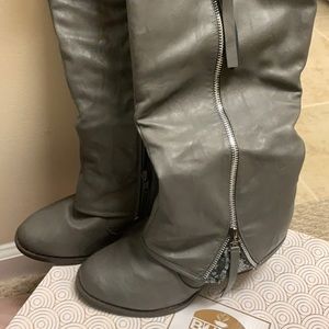 Pretty grey boots